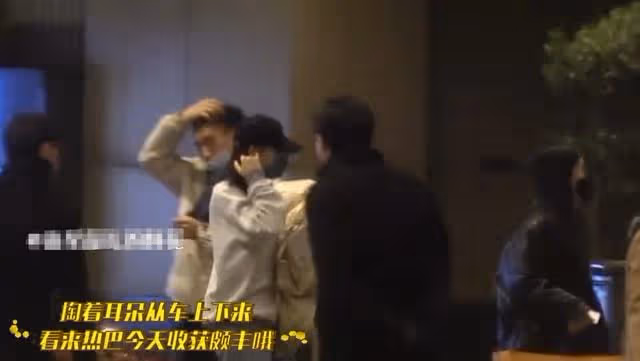 迪麗熱巴不修邊幅逛商場,手裡提滿奢侈品,邊走邊掏耳朵不顧形象