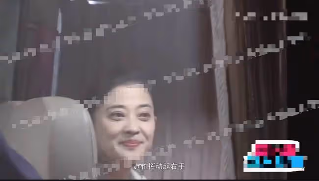 46歲梅婷下班後坐大巴回家，偶遇粉絲一路暢聊，眼袋太重撞臉倪萍
