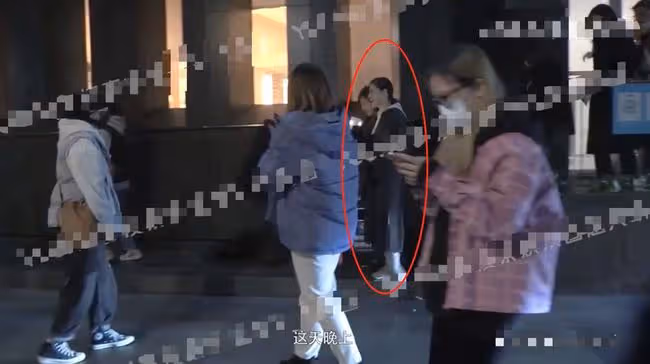 46歲梅婷下班後坐大巴回家，偶遇粉絲一路暢聊，眼袋太重撞臉倪萍