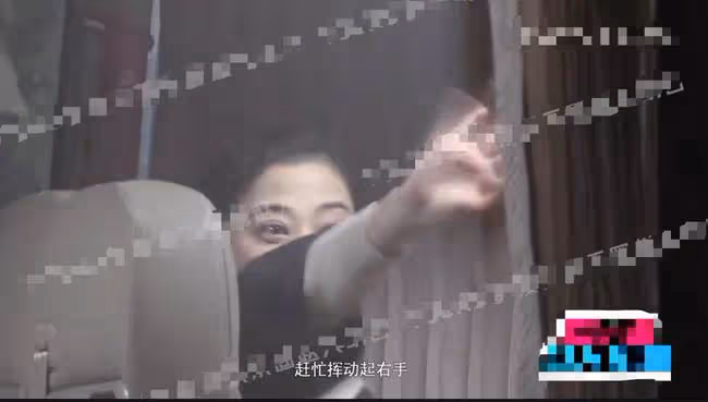 46歲梅婷下班後坐大巴回家，偶遇粉絲一路暢聊，眼袋太重撞臉倪萍
