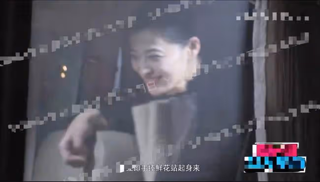 46歲梅婷下班後坐大巴回家，偶遇粉絲一路暢聊，眼袋太重撞臉倪萍