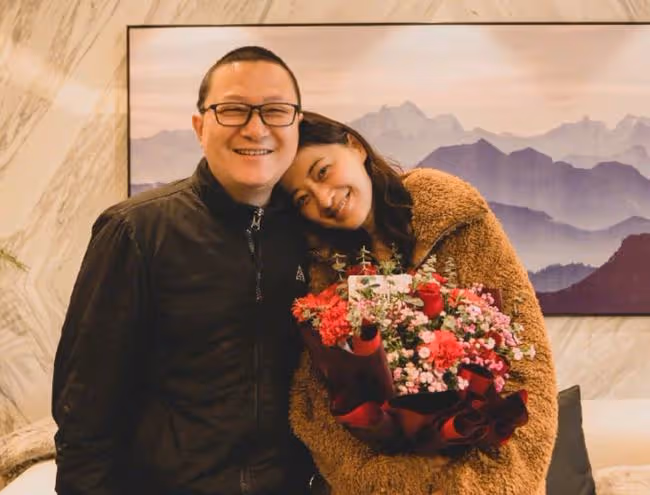 46歲梅婷下班後坐大巴回家,偶遇粉絲一路暢聊,眼袋太重撞臉倪萍