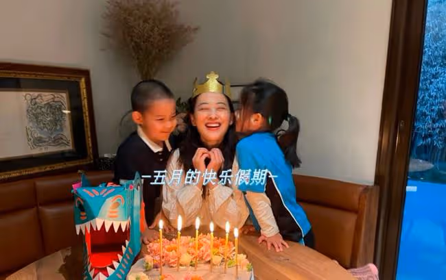 46歲梅婷下班後坐大巴回家,偶遇粉絲一路暢聊,眼袋太重撞臉倪萍