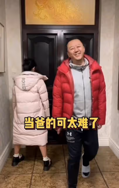 郭濤10歲女兒罕見露面!穿短裙長腿矚目,氣質突出五官神似爸