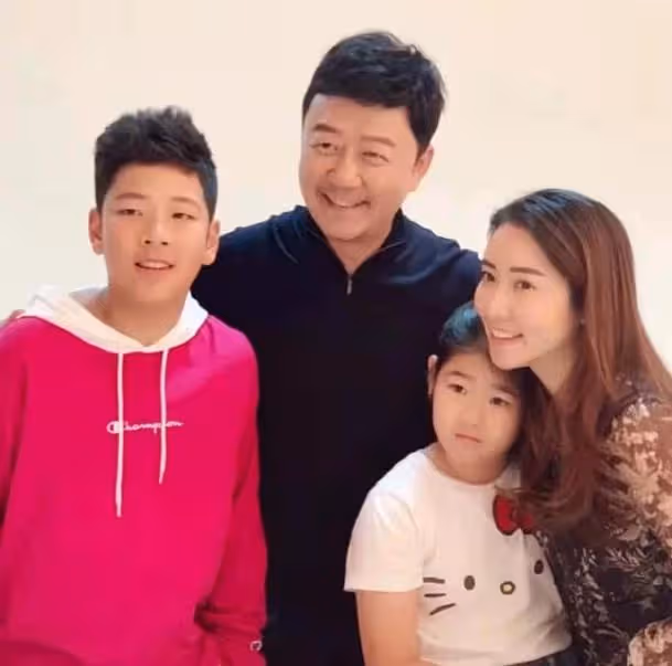 郭濤10歲女兒罕見露面!穿短裙長腿矚目,氣質突出五官神似爸