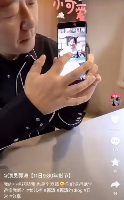 郭濤10歲女兒罕見露面！穿短裙長腿矚目，氣質突出五官神似爸