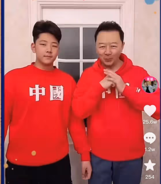 郭濤10歲女兒罕見露面！穿短裙長腿矚目，氣質突出五官神似爸