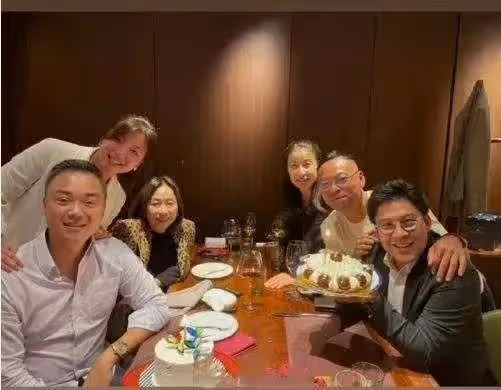 霍啟剛參加名流生日宴被點名批評,大好前途差點毀於一旦