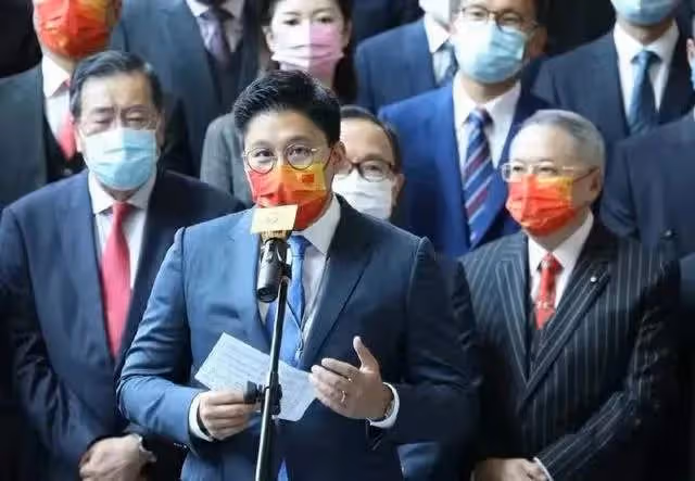 霍啟剛參加名流生日宴被點名批評,大好前途差點毀於一旦