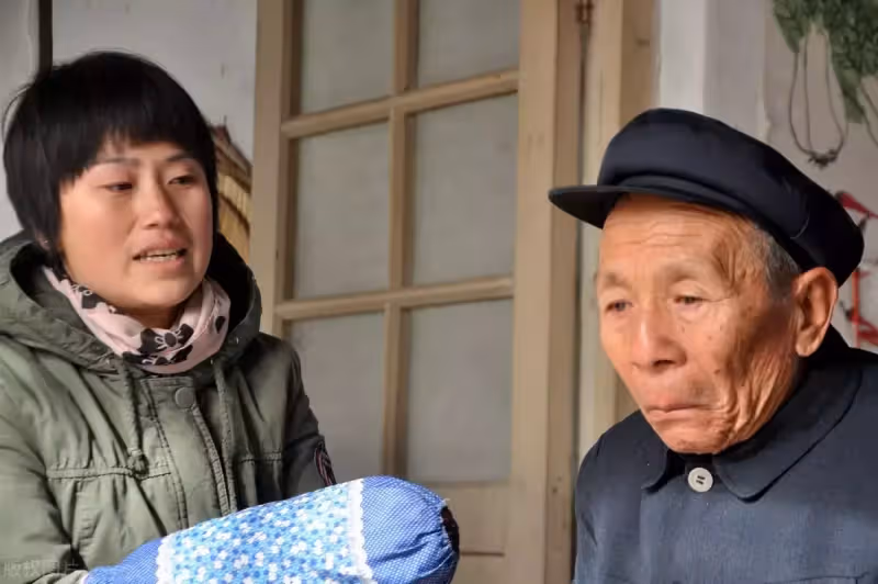 兒媳在公公房裡被氣哭，決定以後再不回公公家了，遠嫁女人的委屈