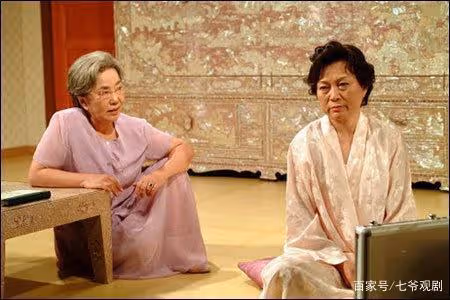 她是《人魚小姐》中雅麗瑩的婆婆，對待自己真兒媳時她還會輸嗎？