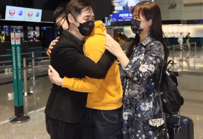 男星送17歲兒子出國留學,機場相擁顯不舍,愛子已被世界名校錄取