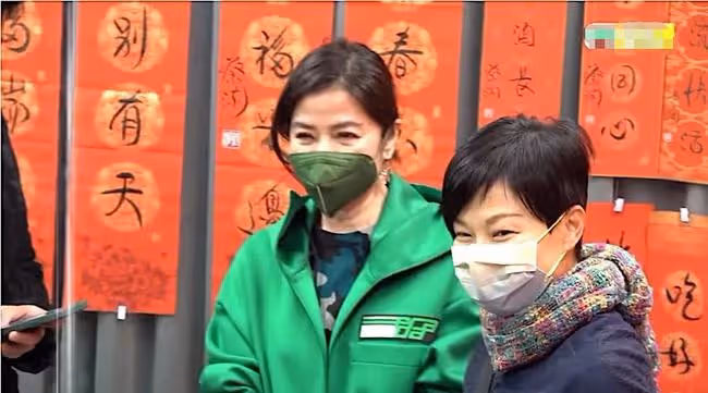 61歲鍾楚紅罕曝近照!皮膚鬆弛老態明顯,為亡夫守寡14年生活滋潤