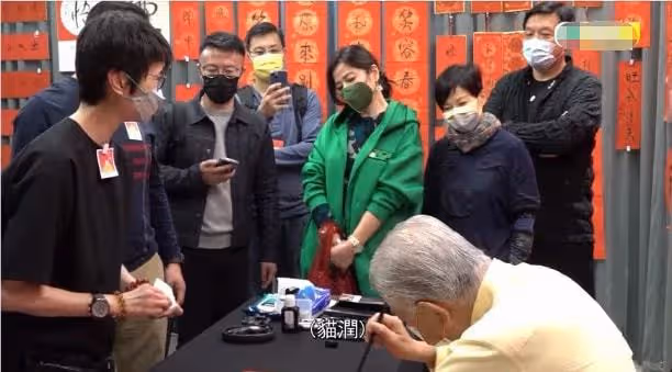 61歲鍾楚紅罕曝近照!皮膚鬆弛老態明顯,為亡夫守寡14年生活滋潤