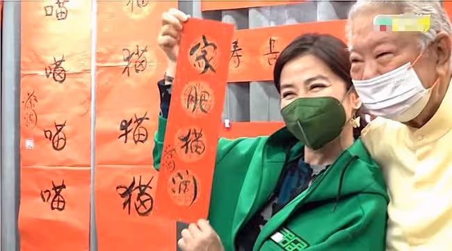 61歲鍾楚紅罕曝近照!皮膚鬆弛老態明顯,為亡夫守寡14年生活滋潤