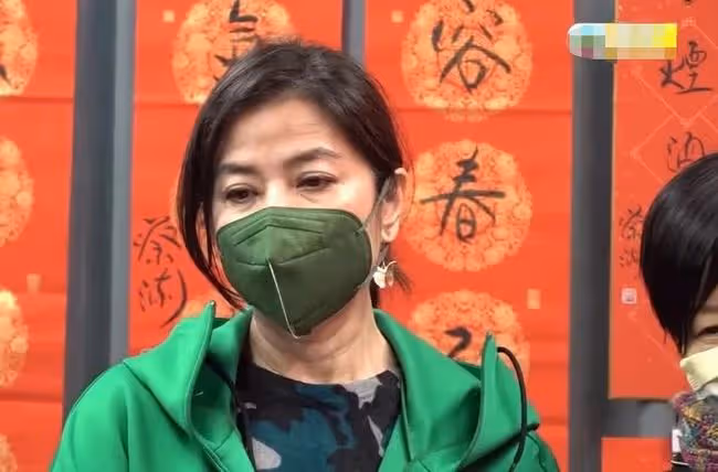 61歲鍾楚紅罕曝近照!皮膚鬆弛老態明顯,為亡夫守寡14年生活滋潤