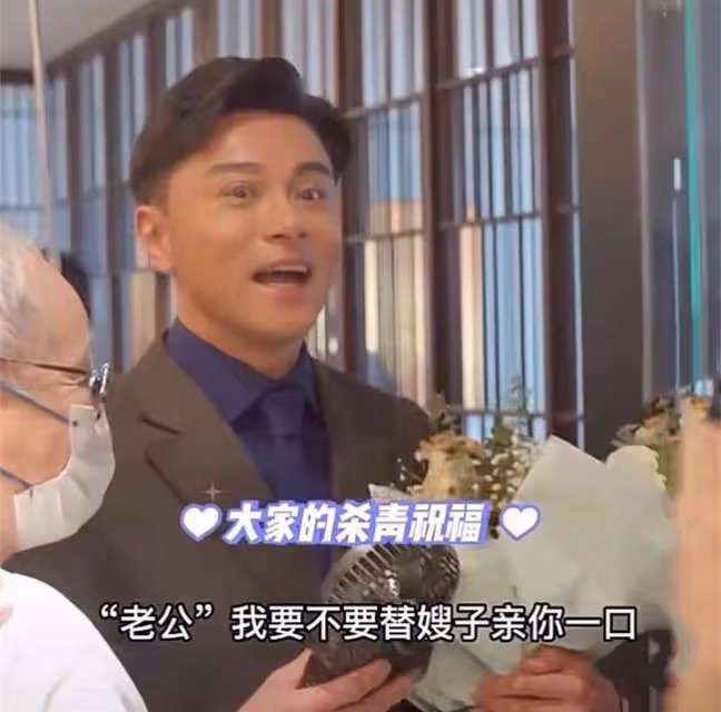知名女星與搭檔戲外摟抱親吻,舉動被指太開放,正牌老公在旁尷尬