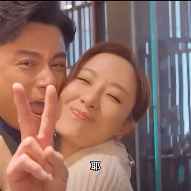 知名女星與搭檔戲外摟抱親吻,舉動被指太開放,正牌老公在旁尷尬