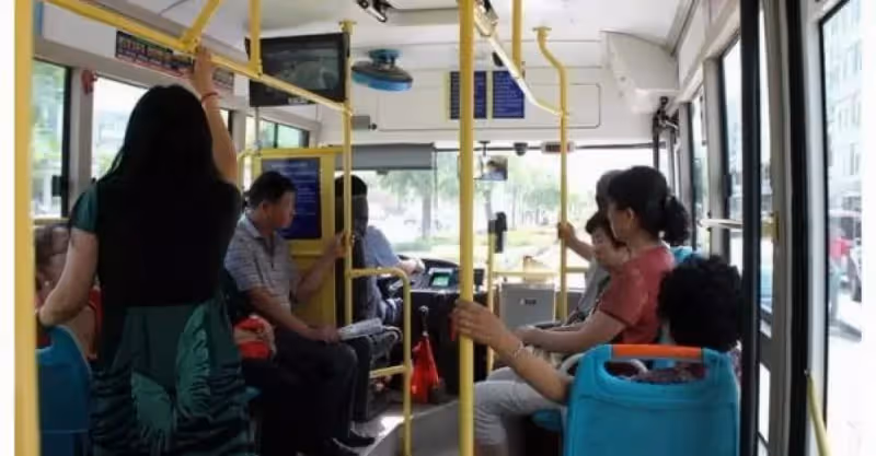 離婚八年，婆婆在公交車上遇到前兒媳婦，突然拉住她的手不願放開