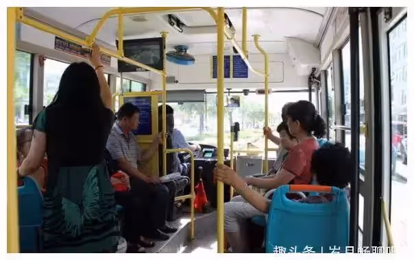 離婚八年,婆婆在公交車上遇到前兒媳婦,突然拉住她的手不願放開