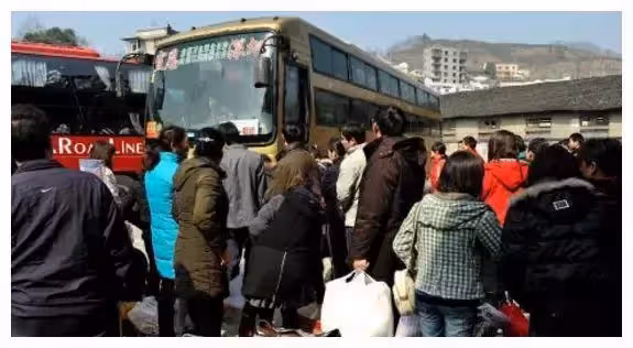 離婚八年,婆婆在公交車上遇到前兒媳婦,突然拉住她的手不願放開