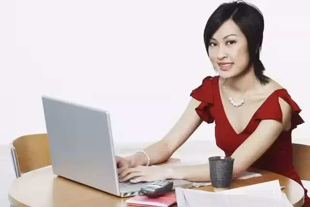 婆婆嫌兒媳不上班給臉色，兒媳扔下孩子外出打工，婆婆：不能出門