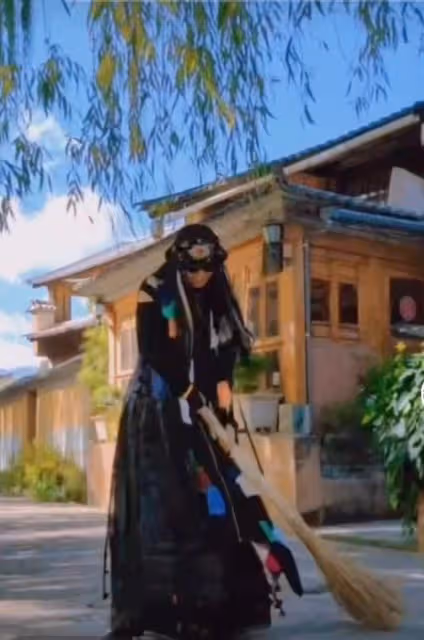 楊麗萍近照美如畫,穿長裙戴墨鏡做家務,自曝疫情期間日子不好過