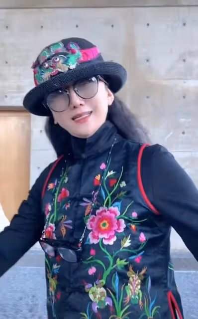 楊麗萍近照美如畫,穿長裙戴墨鏡做家務,自曝疫情期間日子不好過