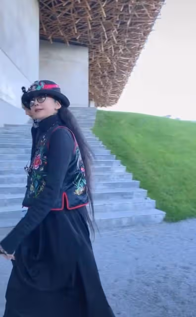 楊麗萍近照美如畫,穿長裙戴墨鏡做家務,自曝疫情期間日子不好過