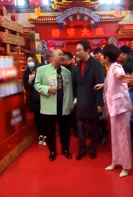 遼寧春晚彩排曝光,馮鞏被眾人簇擁人氣高,張同學與郭冬臨演小品
