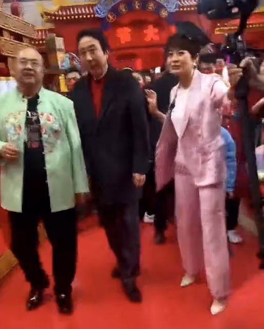遼寧春晚彩排曝光,馮鞏被眾人簇擁人氣高,張同學與郭冬臨演小品