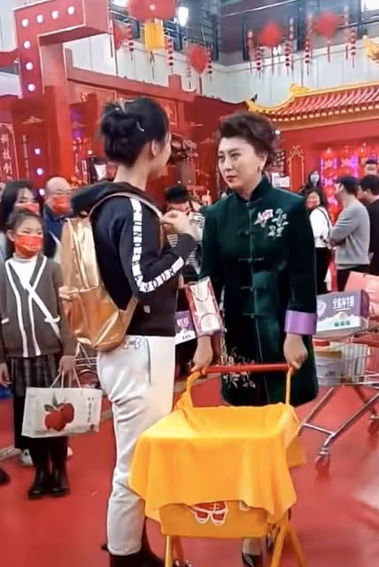 遼寧春晚彩排曝光,馮鞏被眾人簇擁人氣高,張同學與郭冬臨演小品