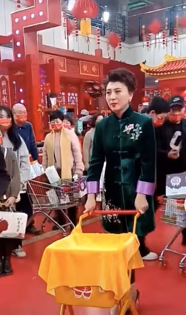 遼寧春晚彩排曝光,馮鞏被眾人簇擁人氣高,張同學與郭冬臨演小品