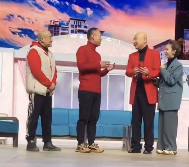 遼寧春晚彩排曝光,馮鞏被眾人簇擁人氣高,張同學與郭冬臨演小品