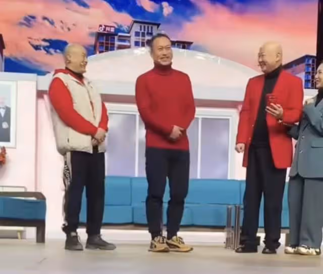 遼寧春晚彩排曝光,馮鞏被眾人簇擁人氣高,張同學與郭冬臨演小品