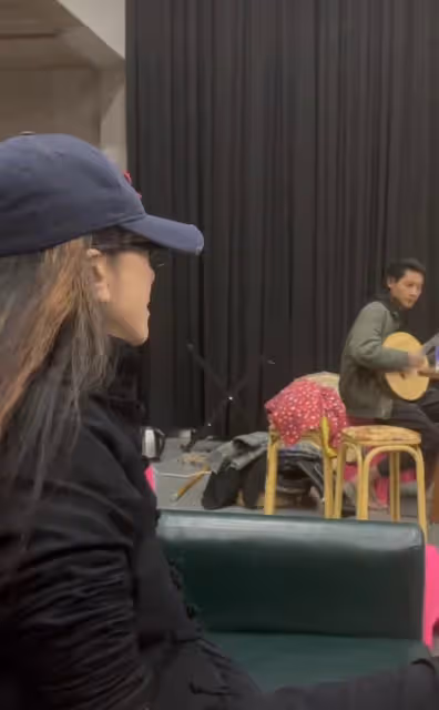 楊麗萍近照美如畫,穿長裙戴墨鏡做家務,自曝疫情期間日子不好過
