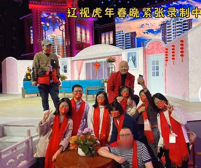 遼寧春晚彩排曝光,馮鞏被眾人簇擁人氣高,張同學與郭冬臨演小品