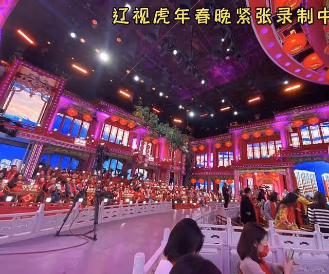 遼寧春晚彩排曝光,馮鞏被眾人簇擁人氣高,張同學與郭冬臨演小品