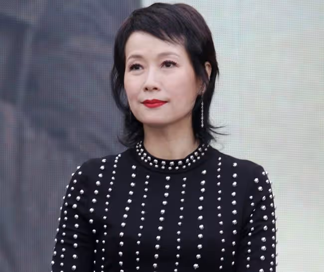 58歲葉童自曝穿短裙被批評,飽受年齡歧視,連身邊朋友也質疑她