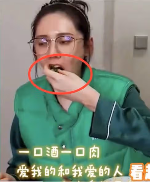 一口白酒一口肉,秋瓷炫原諒出軌於曉光後痛哭,從小就被母親嫌棄