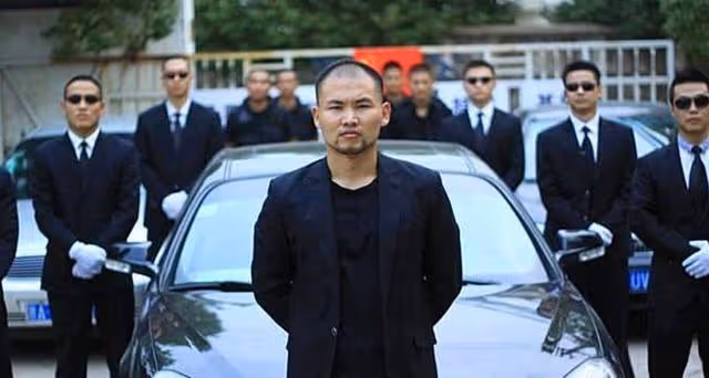 向華強1套房價值10億,王晶都是他的御用導演,出門帶十幾個保鏢