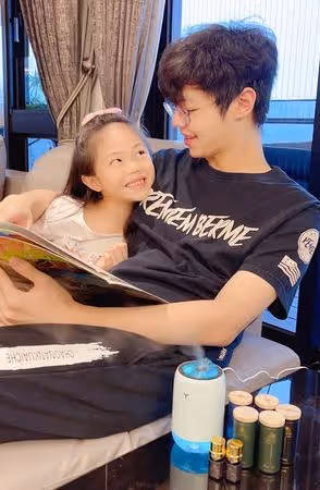 17歲星二代保送全球百大名校！獲獎金赴英國讀書，身高187顏值高