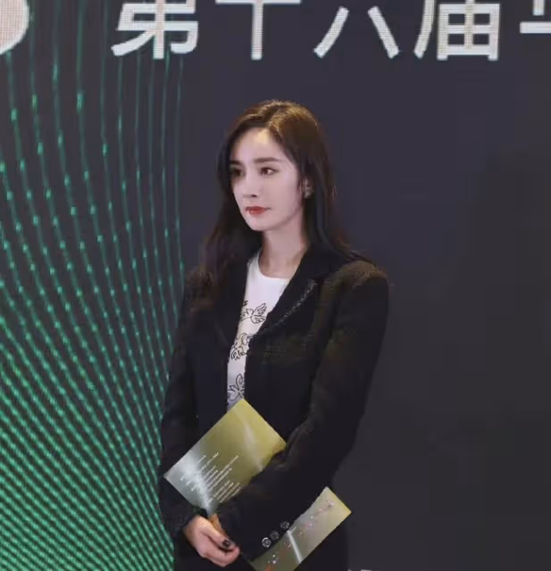 馬伯騫私生活混亂?《何以笙簫默》下架?王嘉爾賣慘博關注?蔣依依搭上王源?劉浩存 楊冪平起平坐?