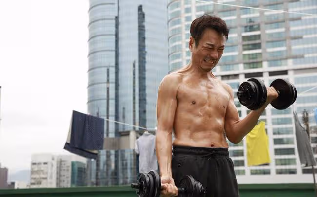 57歲黎耀祥新戲成拳王?為20秒鏡頭減肥兩個月,背部佝僂肌肉搶眼