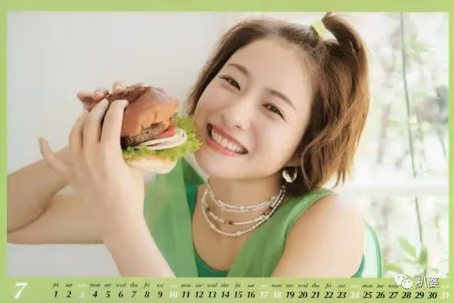 又來了個孩子!她突然當媽了。