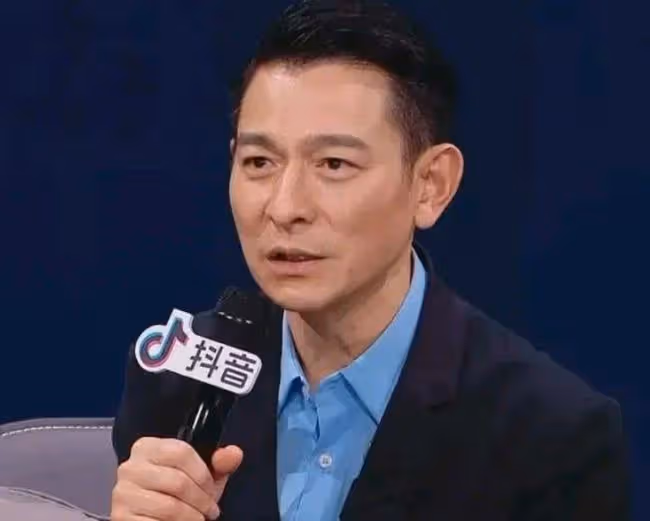 趙又廷對高圓圓很貼心?李小冉曬照賣萌?現在明星覺悟提高了?