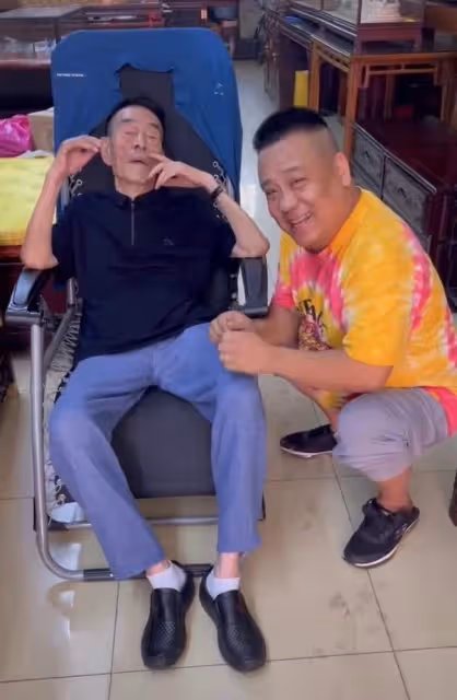 90歲楊少華近況曝光!瘦骨嶙峋自曝只有84斤,大腿不及旁人手臂粗