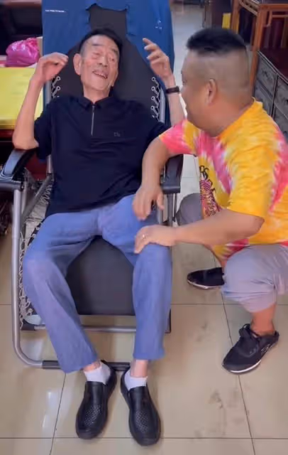 90歲楊少華近況曝光!瘦骨嶙峋自曝只有84斤,大腿不及旁人手臂粗