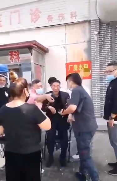 90歲楊少華近況曝光!瘦骨嶙峋自曝只有84斤,大腿不及旁人手臂粗