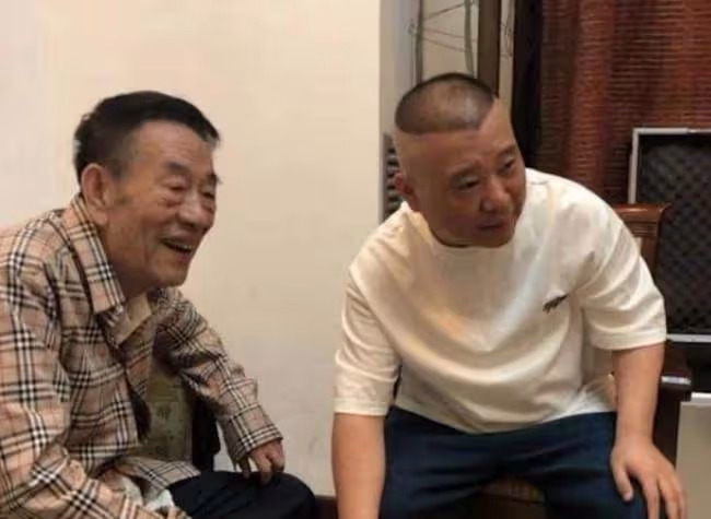 90歲楊少華近況曝光!瘦骨嶙峋自曝只有84斤,大腿不及旁人手臂粗
